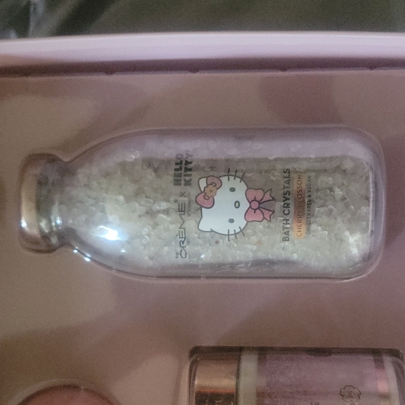 LIMITED EDITION hello kitty x creme gift set - Picture 4 of 6